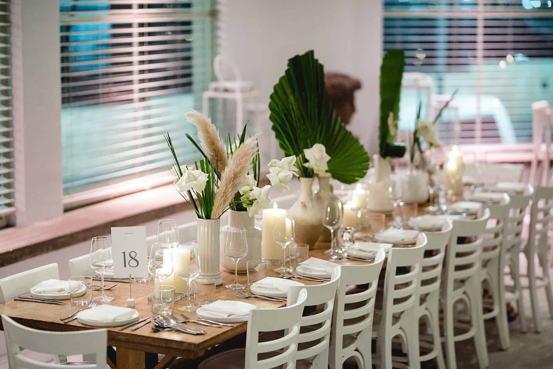 עיצוב לחתונה שולחן מעוצב לקראת האורחים שמגיעים