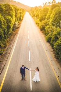 צילום סטילס - צילום מאוויר של כלה וחתן בכביש